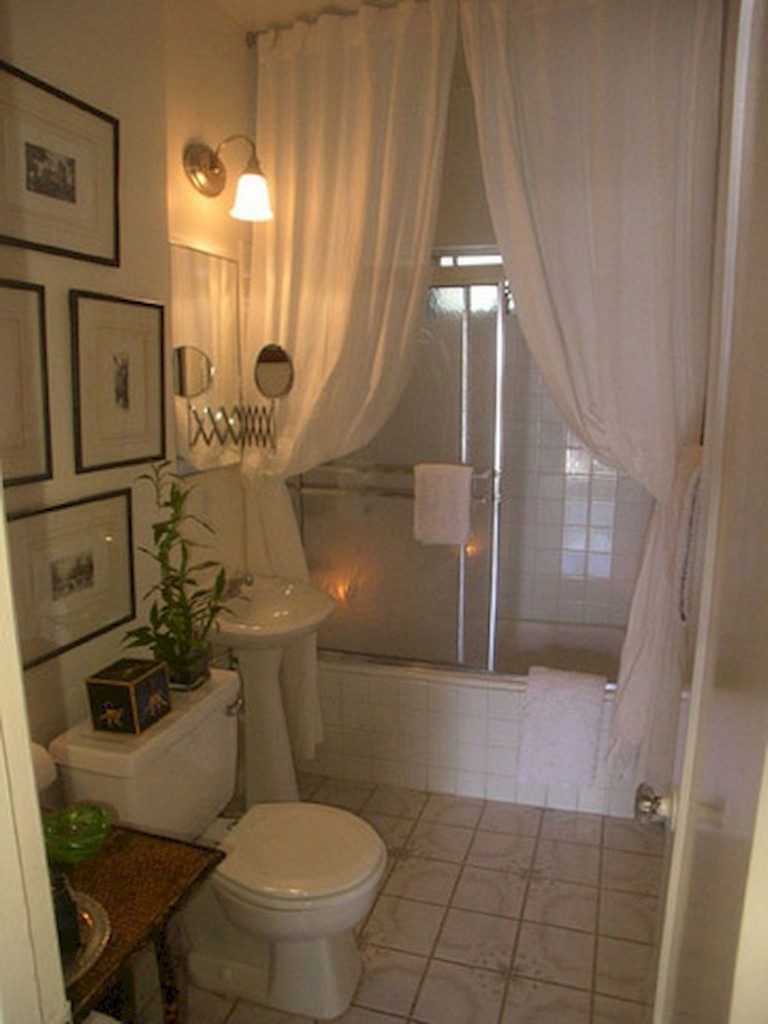 how to decorate a small bathroom in an apartment